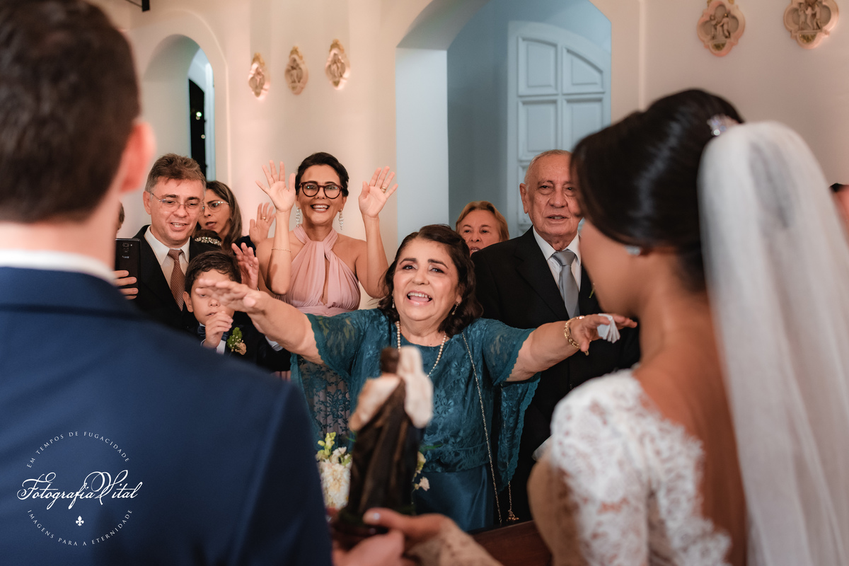 Fotógrafo em Natal. Fotografia Vital. Casamento da Juliana e do Cláudio Marcel.  Dia da Noiva: Parmenas Cabeleireiros. Celebração: Capela de São Judas Tadeu, Tirol, Natal/RN. Recepção: Nau Frutos do Mar, Natal/RN. Cerimonial: Sonhos Cerimonial. Decoração 