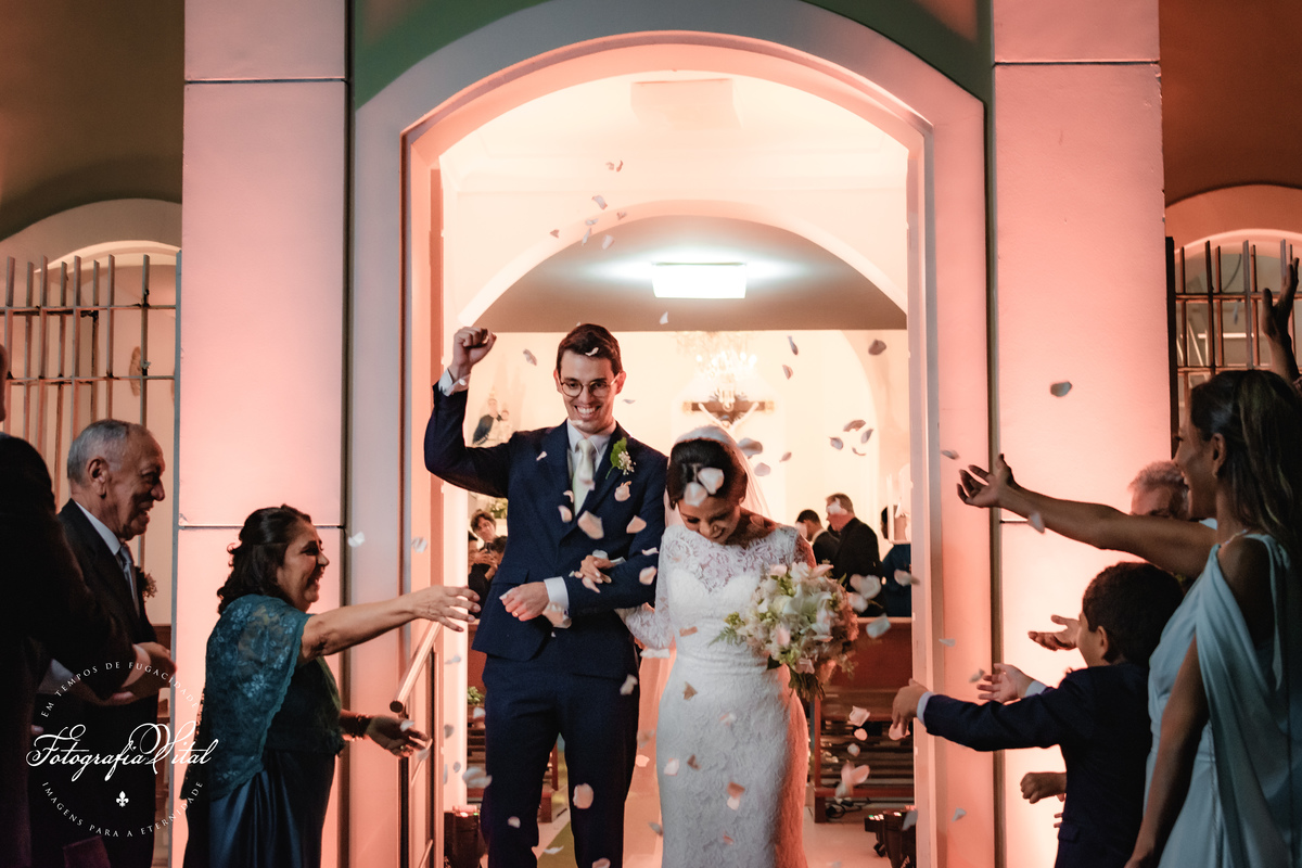 Fotógrafo em Natal. Fotografia Vital. Casamento da Juliana e do Cláudio Marcel.  Dia da Noiva: Parmenas Cabeleireiros. Celebração: Capela de São Judas Tadeu, Tirol, Natal/RN. Recepção: Nau Frutos do Mar, Natal/RN. Cerimonial: Sonhos Cerimonial. Decoração 