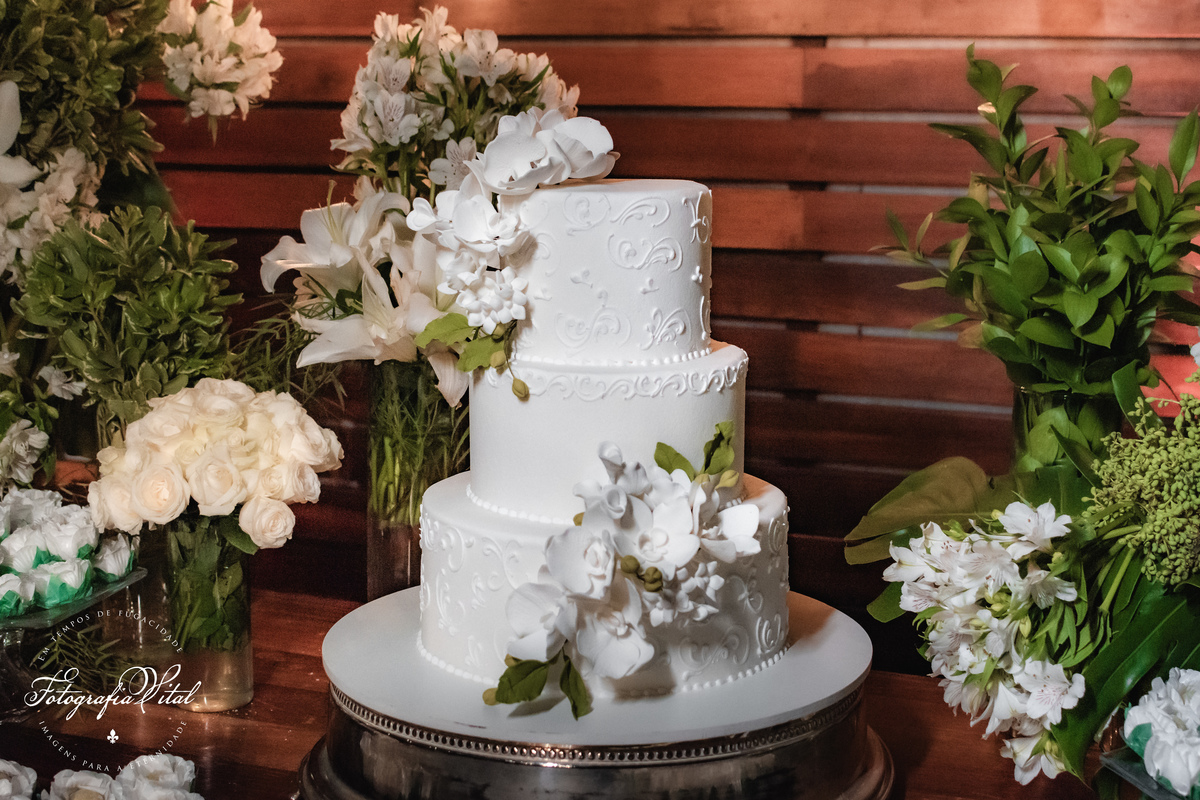 Fotógrafo em Natal. Fotografia Vital. Casamento da Juliana e do Cláudio Marcel.  Dia da Noiva: Parmenas Cabeleireiros. Celebração: Capela de São Judas Tadeu, Tirol, Natal/RN. Recepção: Nau Frutos do Mar, Natal/RN. Cerimonial: Sonhos Cerimonial. Decoração 