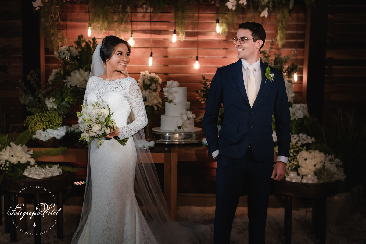 Fotógrafo em Natal. Fotografia Vital. Casamento da Juliana e do Cláudio Marcel.  Dia da Noiva: Parmenas Cabeleireiros. Celebração: Capela de São Judas Tadeu, Tirol, Natal/RN. Recepção: Nau Frutos do Mar, Natal/RN. Cerimonial: Sonhos Cerimonial. Decoração 