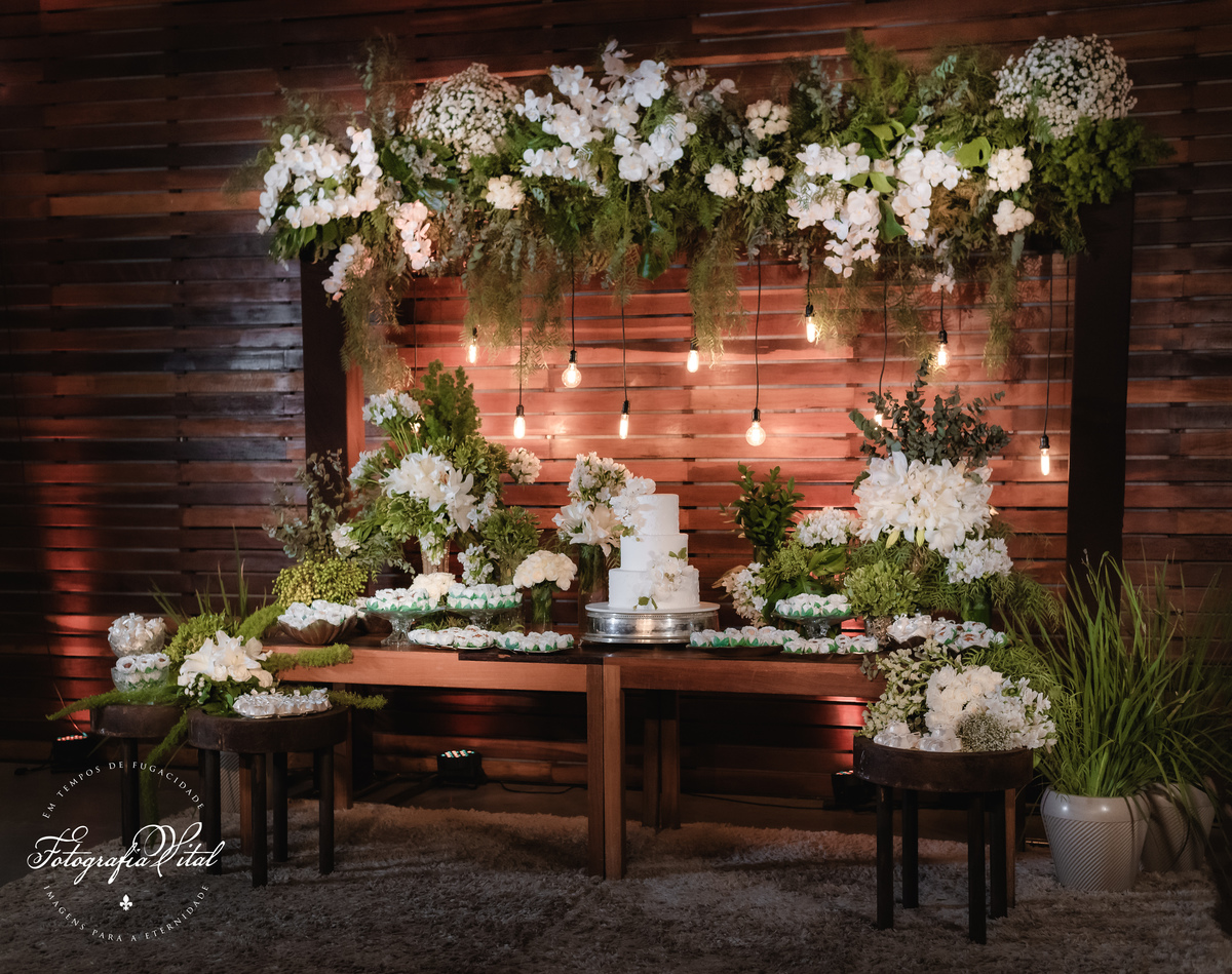 Fotógrafo em Natal. Fotografia Vital. Casamento da Juliana e do Cláudio Marcel.  Dia da Noiva: Parmenas Cabeleireiros. Celebração: Capela de São Judas Tadeu, Tirol, Natal/RN. Recepção: Nau Frutos do Mar, Natal/RN. Cerimonial: Sonhos Cerimonial. Decoração 