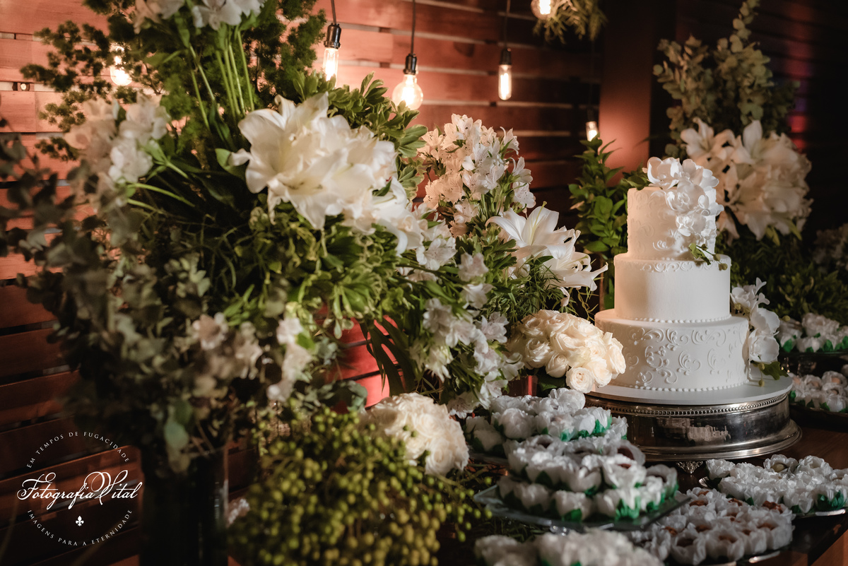 Fotógrafo em Natal. Fotografia Vital. Casamento da Juliana e do Cláudio Marcel.  Dia da Noiva: Parmenas Cabeleireiros. Celebração: Capela de São Judas Tadeu, Tirol, Natal/RN. Recepção: Nau Frutos do Mar, Natal/RN. Cerimonial: Sonhos Cerimonial. Decoração 