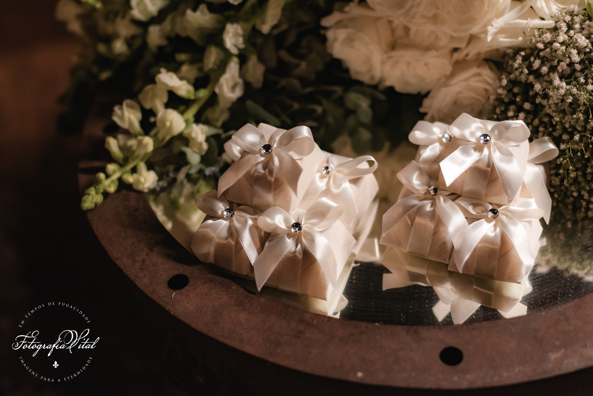 Fotógrafo em Natal. Fotografia Vital. Casamento da Juliana e do Cláudio Marcel.  Dia da Noiva: Parmenas Cabeleireiros. Celebração: Capela de São Judas Tadeu, Tirol, Natal/RN. Recepção: Nau Frutos do Mar, Natal/RN. Cerimonial: Sonhos Cerimonial. Decoração 