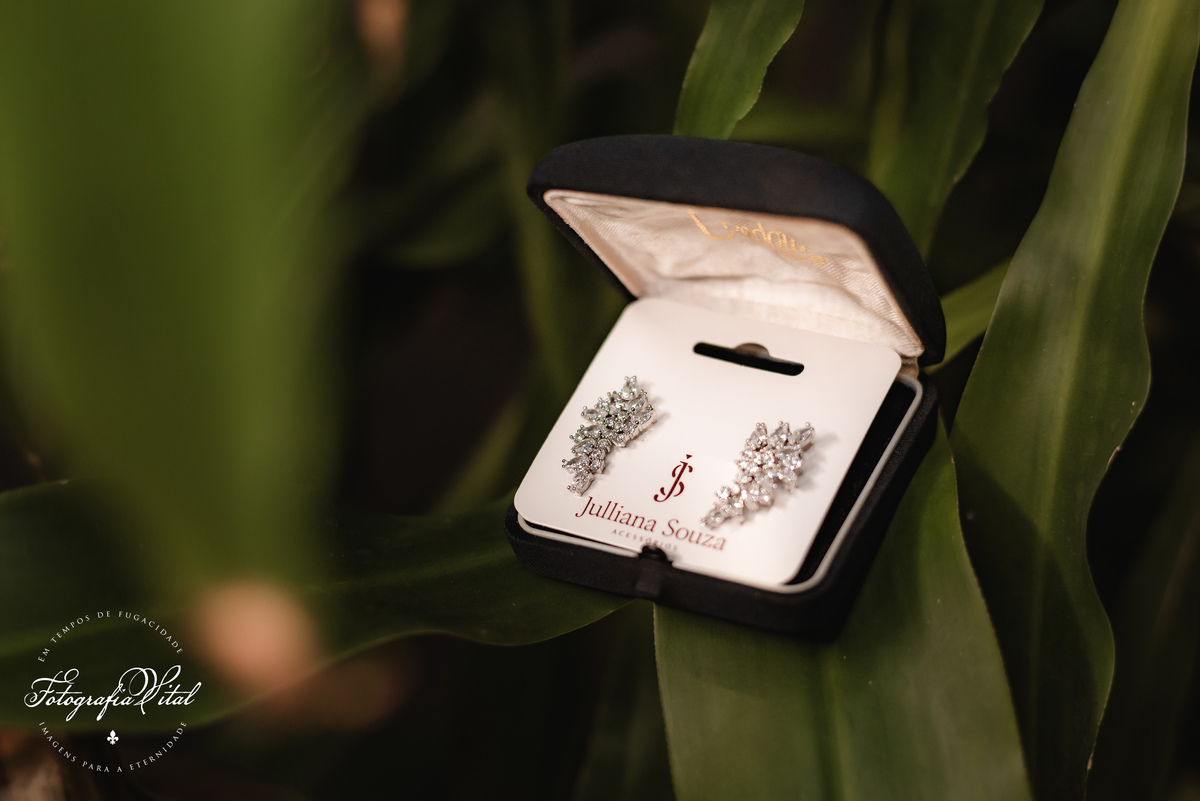 Fotógrafo em Natal. Fotografia Vital. Casamento da Juliana e do Cláudio Marcel.  Dia da Noiva: Parmenas Cabeleireiros. Celebração: Capela de São Judas Tadeu, Tirol, Natal/RN. Recepção: Nau Frutos do Mar, Natal/RN. Cerimonial: Sonhos Cerimonial. Decoração 