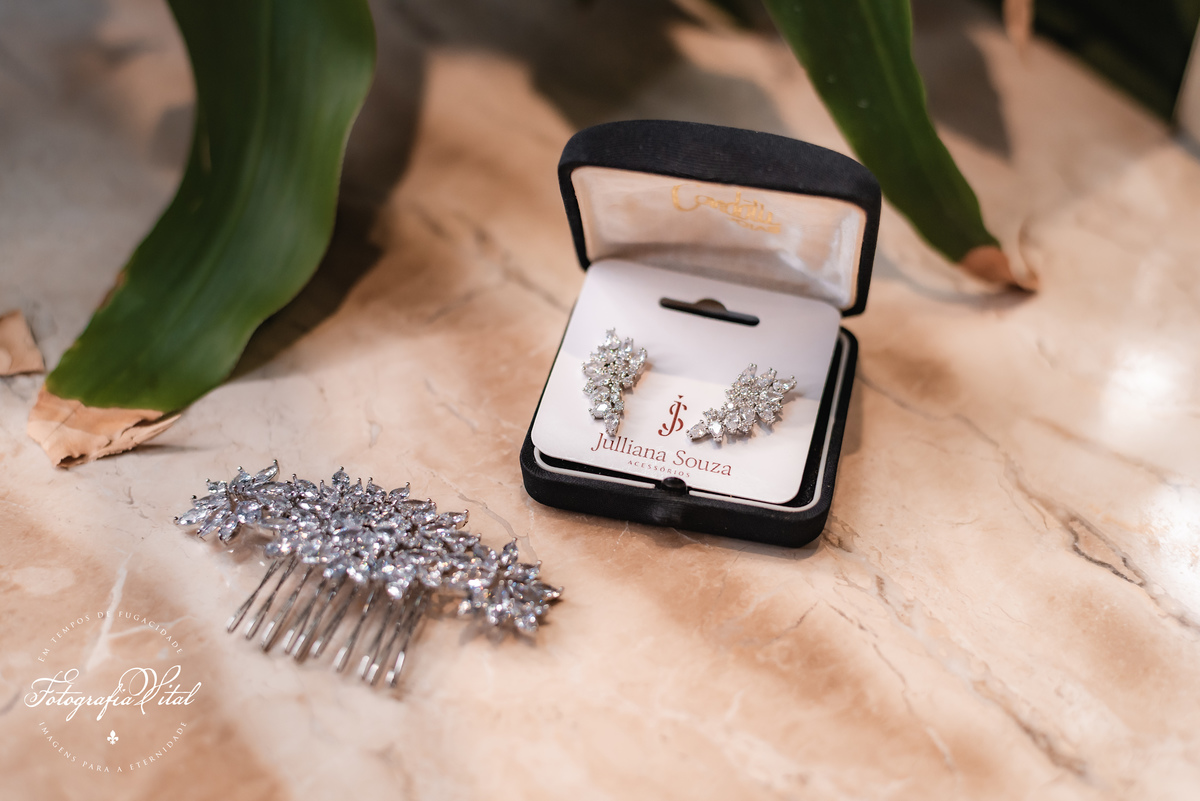 Fotógrafo em Natal. Fotografia Vital. Casamento da Juliana e do Cláudio Marcel.  Dia da Noiva: Parmenas Cabeleireiros. Celebração: Capela de São Judas Tadeu, Tirol, Natal/RN. Recepção: Nau Frutos do Mar, Natal/RN. Cerimonial: Sonhos Cerimonial. Decoração 