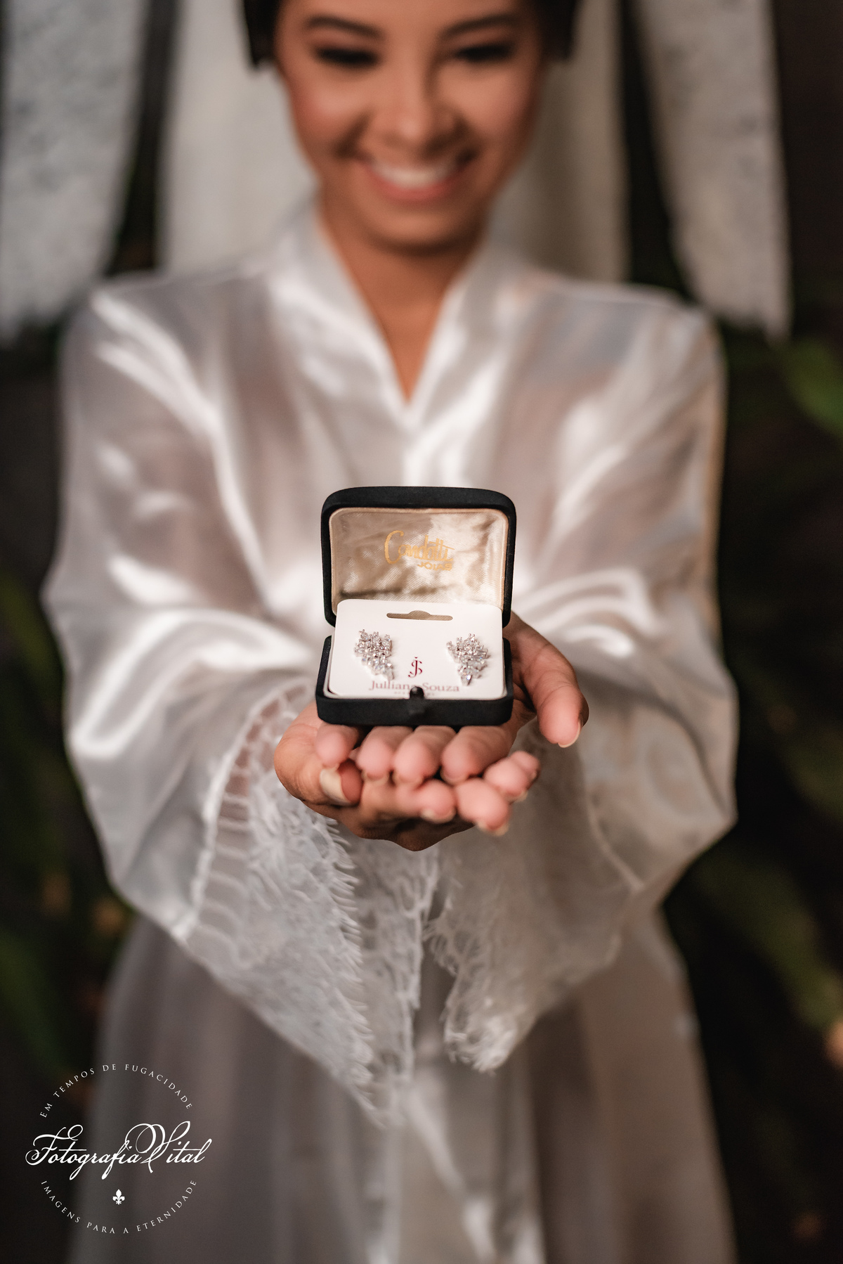 Fotógrafo em Natal. Fotografia Vital. Casamento da Juliana e do Cláudio Marcel.  Dia da Noiva: Parmenas Cabeleireiros. Celebração: Capela de São Judas Tadeu, Tirol, Natal/RN. Recepção: Nau Frutos do Mar, Natal/RN. Cerimonial: Sonhos Cerimonial. Decoração 