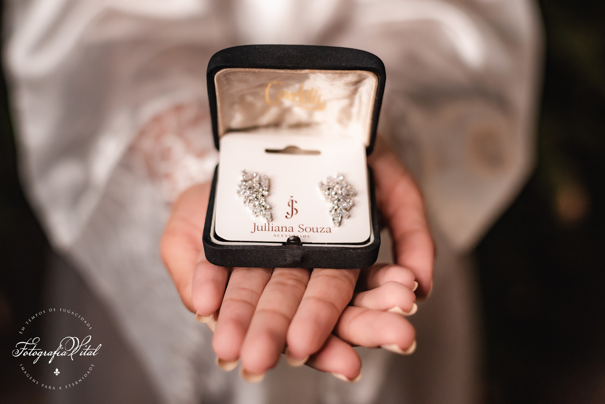 Fotógrafo em Natal. Fotografia Vital. Casamento da Juliana e do Cláudio Marcel.  Dia da Noiva: Parmenas Cabeleireiros. Celebração: Capela de São Judas Tadeu, Tirol, Natal/RN. Recepção: Nau Frutos do Mar, Natal/RN. Cerimonial: Sonhos Cerimonial. Decoração 