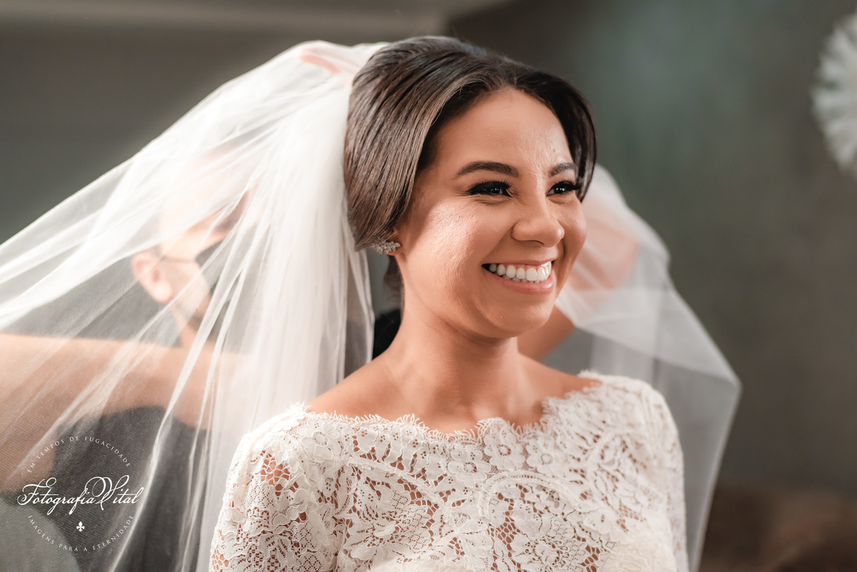 Fotógrafo em Natal. Fotografia Vital. Casamento da Juliana e do Cláudio Marcel.  Dia da Noiva: Parmenas Cabeleireiros. Celebração: Capela de São Judas Tadeu, Tirol, Natal/RN. Recepção: Nau Frutos do Mar, Natal/RN. Cerimonial: Sonhos Cerimonial. Decoração 