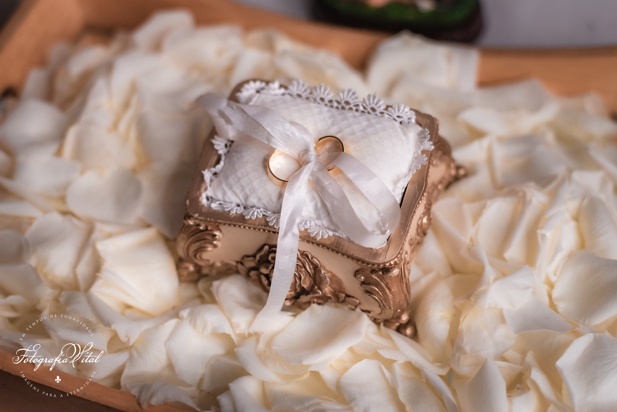 Fotógrafo em Natal. Fotografia Vital. Casamento da Juliana e do Cláudio Marcel.  Dia da Noiva: Parmenas Cabeleireiros. Celebração: Capela de São Judas Tadeu, Tirol, Natal/RN. Recepção: Nau Frutos do Mar, Natal/RN. Cerimonial: Sonhos Cerimonial. Decoração 