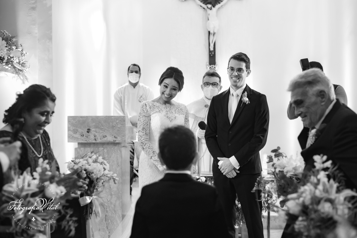 Fotógrafo em Natal. Fotografia Vital. Casamento da Juliana e do Cláudio Marcel.  Dia da Noiva: Parmenas Cabeleireiros. Celebração: Capela de São Judas Tadeu, Tirol, Natal/RN. Recepção: Nau Frutos do Mar, Natal/RN. Cerimonial: Sonhos Cerimonial. Decoração 