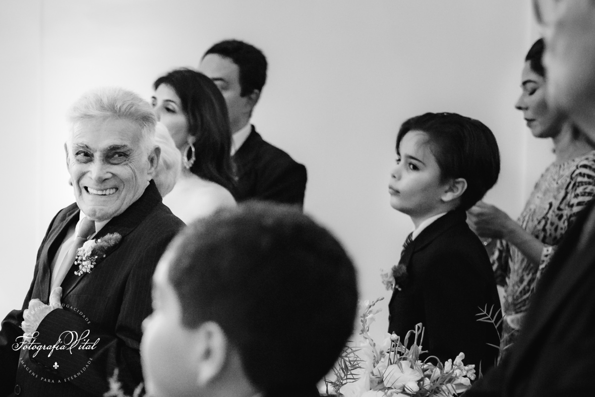 Fotógrafo em Natal. Fotografia Vital. Casamento da Juliana e do Cláudio Marcel.  Dia da Noiva: Parmenas Cabeleireiros. Celebração: Capela de São Judas Tadeu, Tirol, Natal/RN. Recepção: Nau Frutos do Mar, Natal/RN. Cerimonial: Sonhos Cerimonial. Decoração 