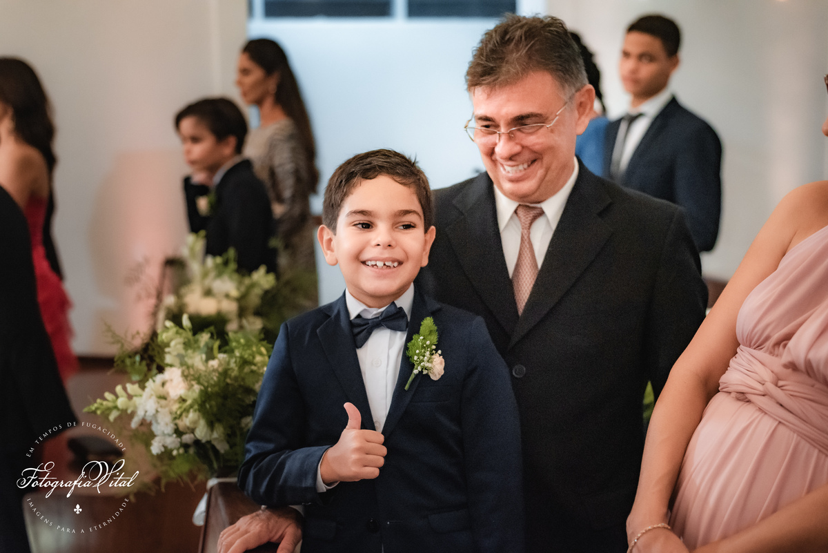 Fotógrafo em Natal. Fotografia Vital. Casamento da Juliana e do Cláudio Marcel.  Dia da Noiva: Parmenas Cabeleireiros. Celebração: Capela de São Judas Tadeu, Tirol, Natal/RN. Recepção: Nau Frutos do Mar, Natal/RN. Cerimonial: Sonhos Cerimonial. Decoração 