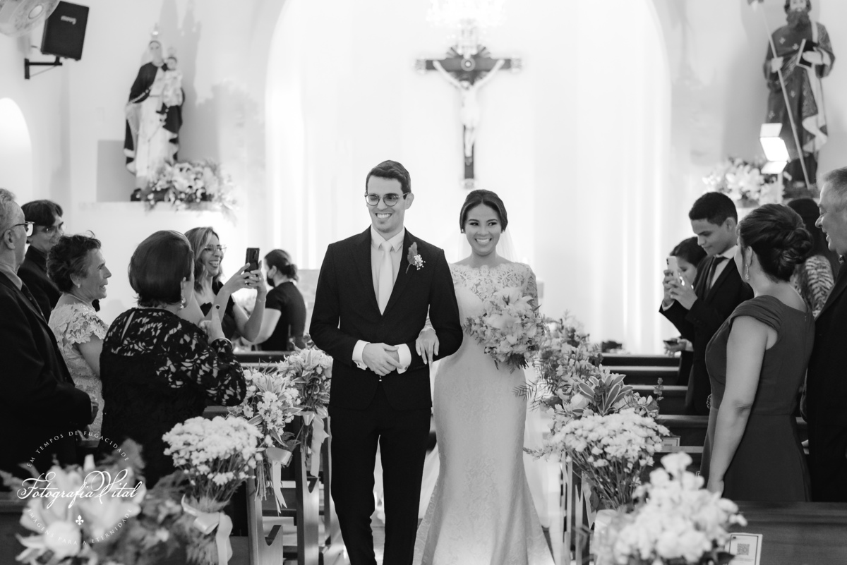 Fotógrafo em Natal. Fotografia Vital. Casamento da Juliana e do Cláudio Marcel.  Dia da Noiva: Parmenas Cabeleireiros. Celebração: Capela de São Judas Tadeu, Tirol, Natal/RN. Recepção: Nau Frutos do Mar, Natal/RN. Cerimonial: Sonhos Cerimonial. Decoração 