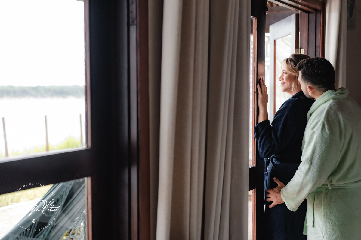 Ensaio de casal, pré-wedding, ensaio pré-casamento, pôr-do-sol, fim de tarde, hora dourada, golden hour, Fotógrafo em Natal, fotografia vital, Lagoa View - Tibau do Sul - Rio Grande do Norte, ensaio com cachorro, pet