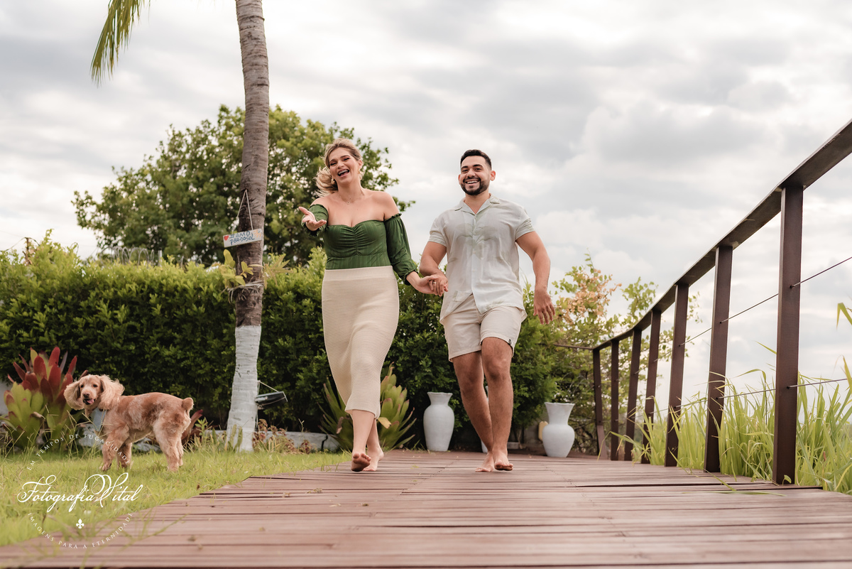 Ensaio de casal, pré-wedding, ensaio pré-casamento, pôr-do-sol, fim de tarde, hora dourada, golden hour, Fotógrafo em Natal, fotografia vital, Lagoa View - Tibau do Sul - Rio Grande do Norte, ensaio com cachorro, pet