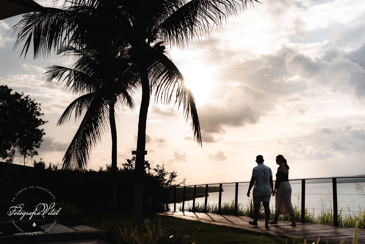 Ensaio de casal, pré-wedding, ensaio pré-casamento, pôr-do-sol, fim de tarde, hora dourada, golden hour, Fotógrafo em Natal, fotografia vital, Lagoa View - Tibau do Sul - Rio Grande do Norte, ensaio com cachorro, pet