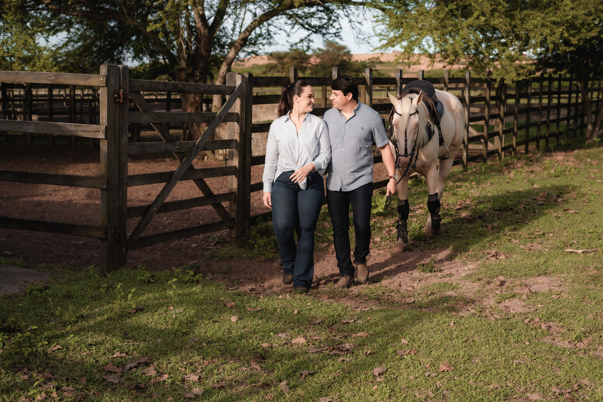  ensaio de casal na fazenda, ensaio de casal ao por do sol, ensaio de casal, fotografo emnatal, natal rn brasil, fotografia vital, ensaio de casal com cavalos