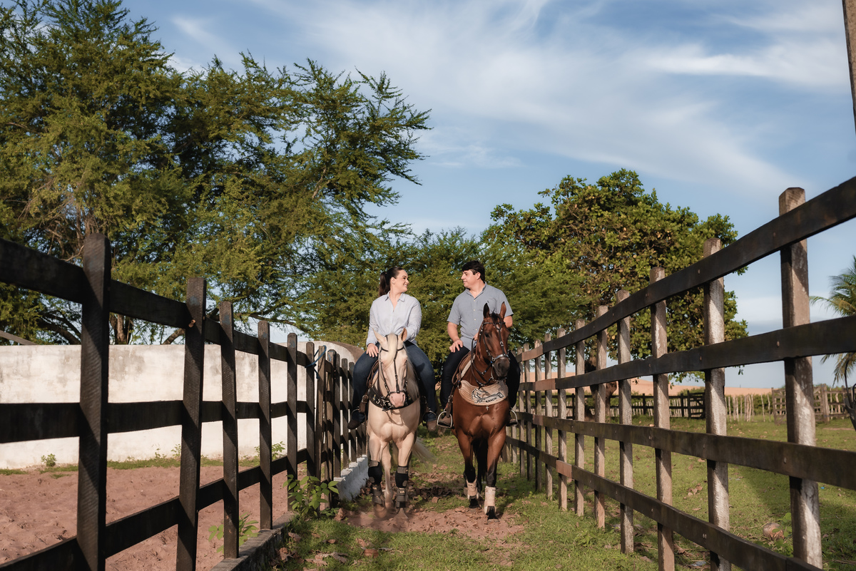  ensaio de casal na fazenda, ensaio de casal ao por do sol, ensaio de casal, fotografo emnatal, natal rn brasil, fotografia vital, ensaio de casal com cavalos