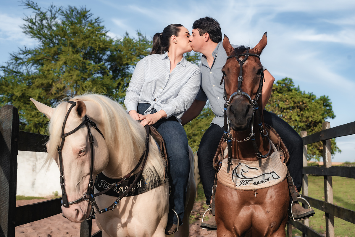  ensaio de casal na fazenda, ensaio de casal ao por do sol, ensaio de casal, fotografo emnatal, natal rn brasil, fotografia vital, ensaio de casal com cavalos