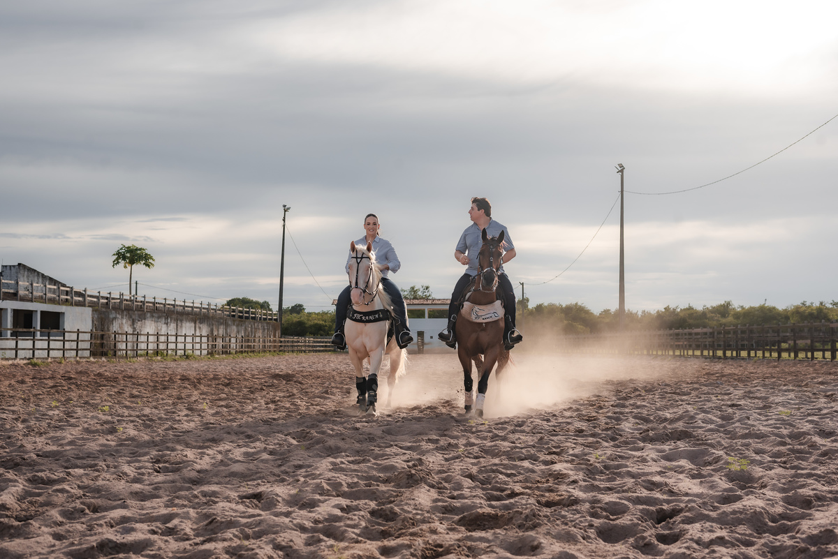  ensaio de casal na fazenda, ensaio de casal ao por do sol, ensaio de casal, fotografo emnatal, natal rn brasil, fotografia vital, ensaio de casal com cavalos