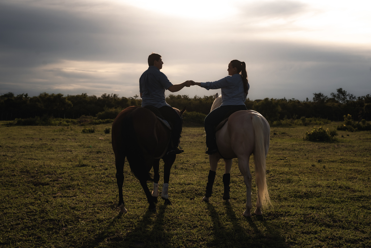  ensaio de casal na fazenda, ensaio de casal ao por do sol, ensaio de casal, fotografo emnatal, natal rn brasil, fotografia vital, ensaio de casal com cavalos