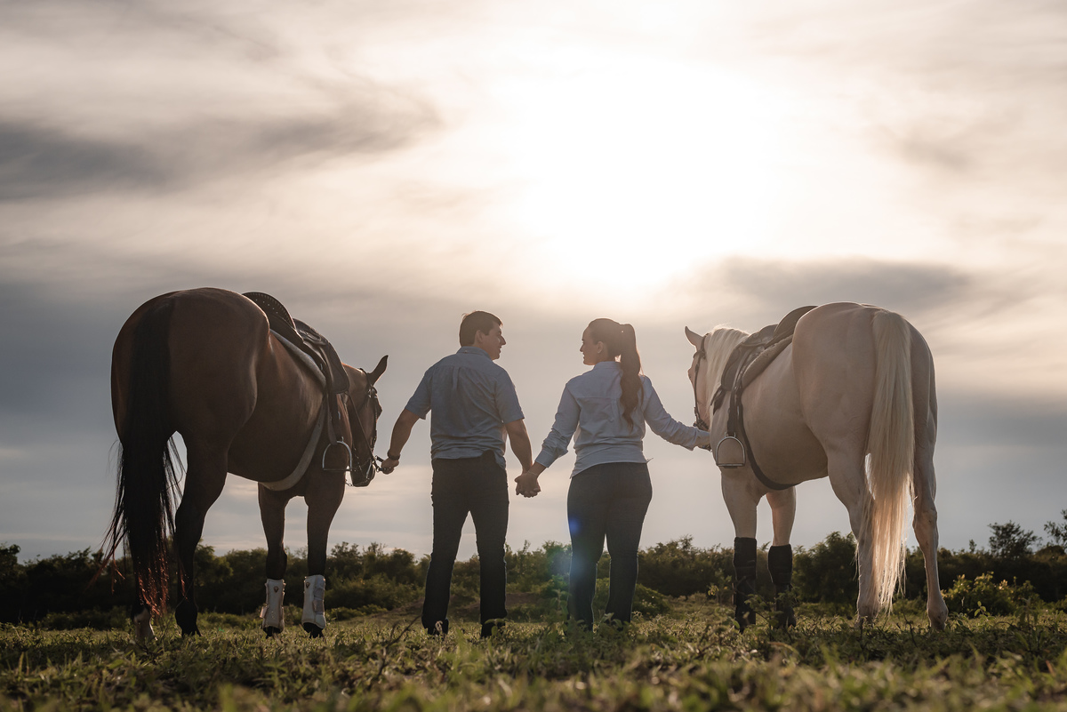  ensaio de casal na fazenda, ensaio de casal ao por do sol, ensaio de casal, fotografo emnatal, natal rn brasil, fotografia vital, ensaio de casal com cavalos