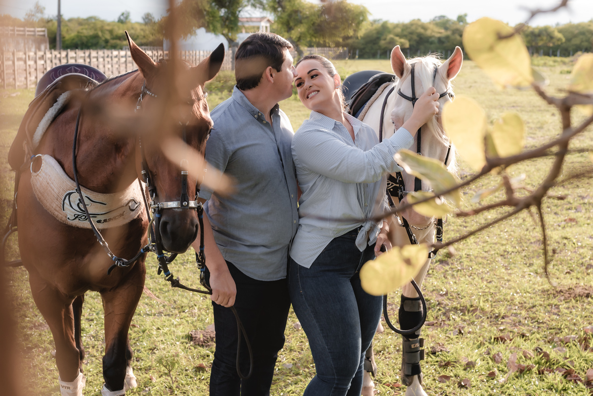 ensaio de casal na fazenda, ensaio de casal ao por do sol, ensaio de casal, fotografo emnatal, natal rn brasil, fotografia vital, ensaio de casal com cavalos