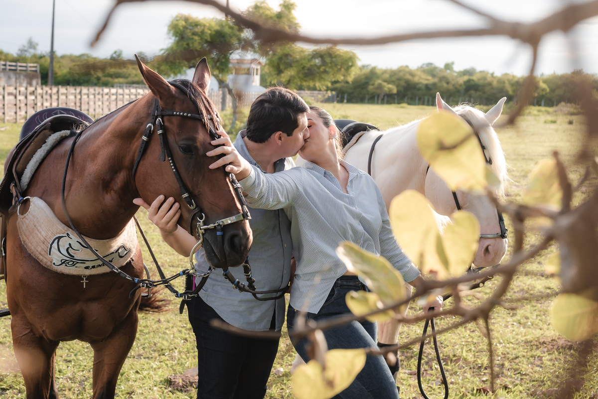  ensaio de casal na fazenda, ensaio de casal ao por do sol, ensaio de casal, fotografo emnatal, natal rn brasil, fotografia vital, ensaio de casal com cavalos