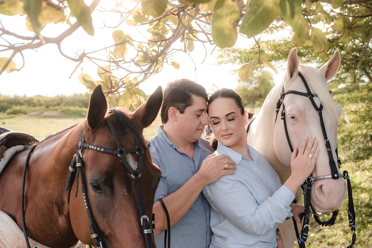  ensaio de casal na fazenda, ensaio de casal ao por do sol, ensaio de casal, fotografo emnatal, natal rn brasil, fotografia vital, ensaio de casal com cavalos