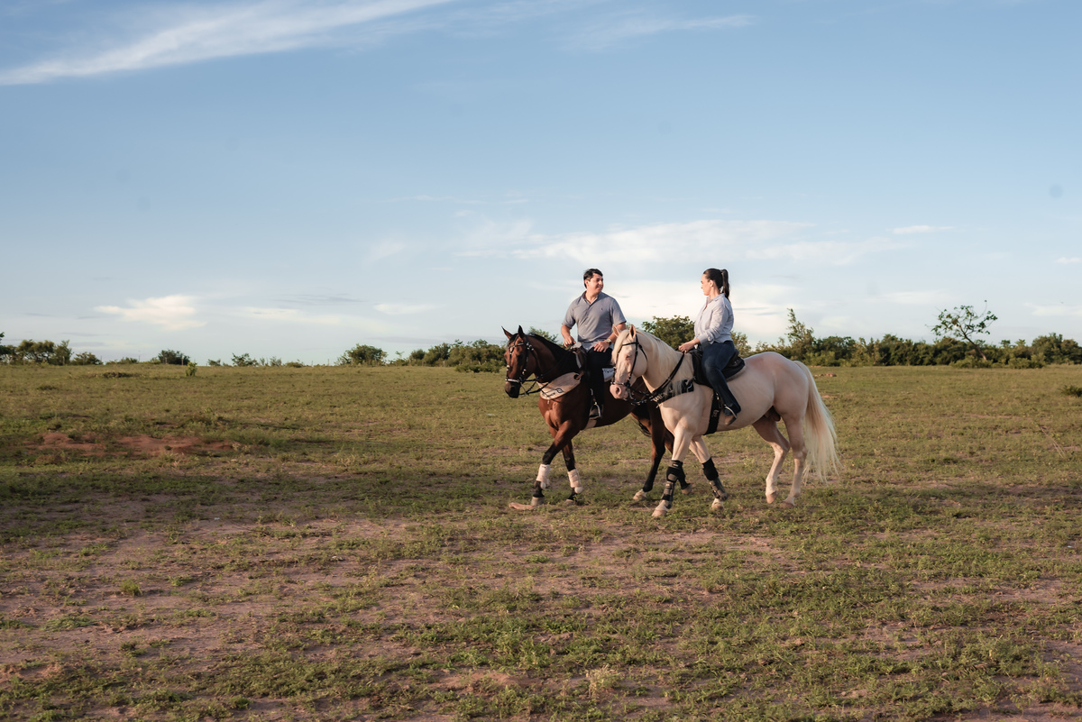  ensaio de casal na fazenda, ensaio de casal ao por do sol, ensaio de casal, fotografo emnatal, natal rn brasil, fotografia vital, ensaio de casal com cavalos