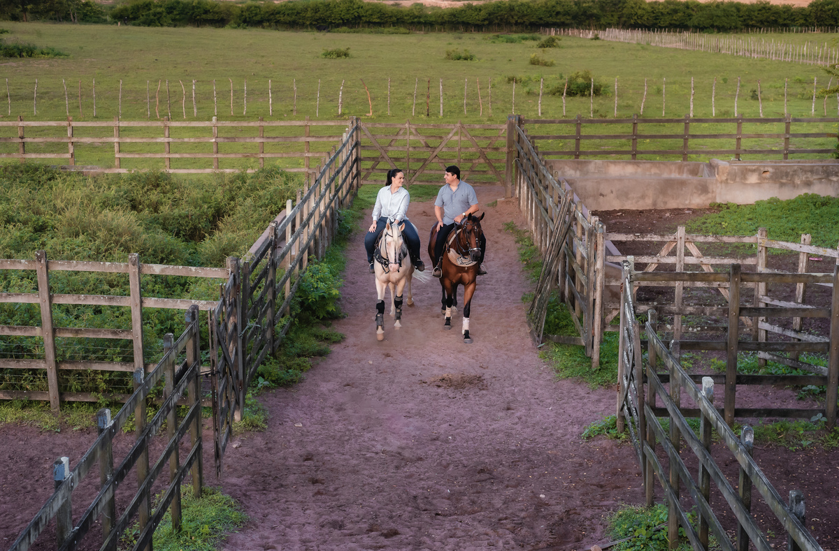  ensaio de casal na fazenda, ensaio de casal ao por do sol, ensaio de casal, fotografo emnatal, natal rn brasil, fotografia vital, ensaio de casal com cavalos