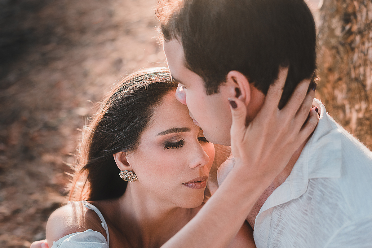 Ensaio_précasamento_Renata_e_Otávio_Ceará-Mirim_Rio_Grande_do_Norte_14_10_2019 Close dos rostos do casal, enquanto rapaz beija a testa da moça, enquanto a segura no colo.