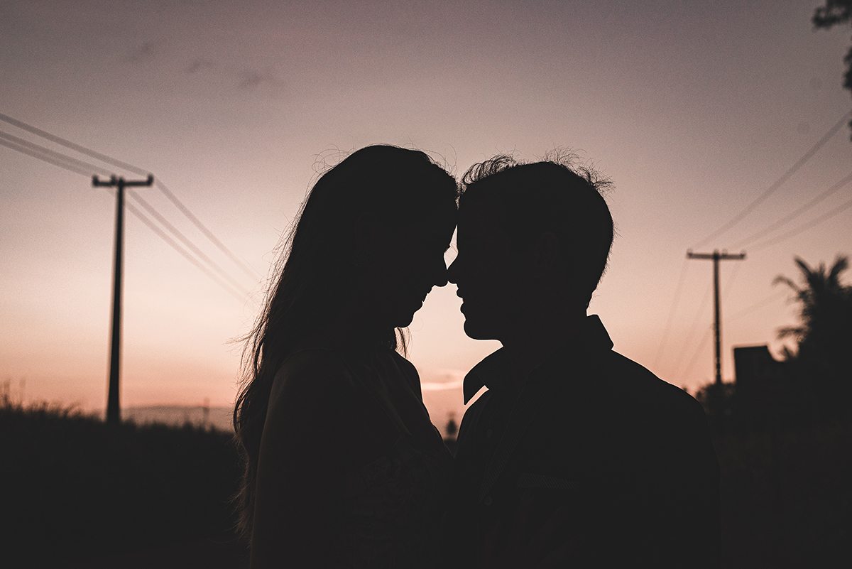 Ensaio_précasamento_Renata_e_Otávio_Ceará-Mirim_Rio_Grande_do_Norte_14_10_2019 Silhueta de Casal Entreolhando-se com nariz e testa encostados.