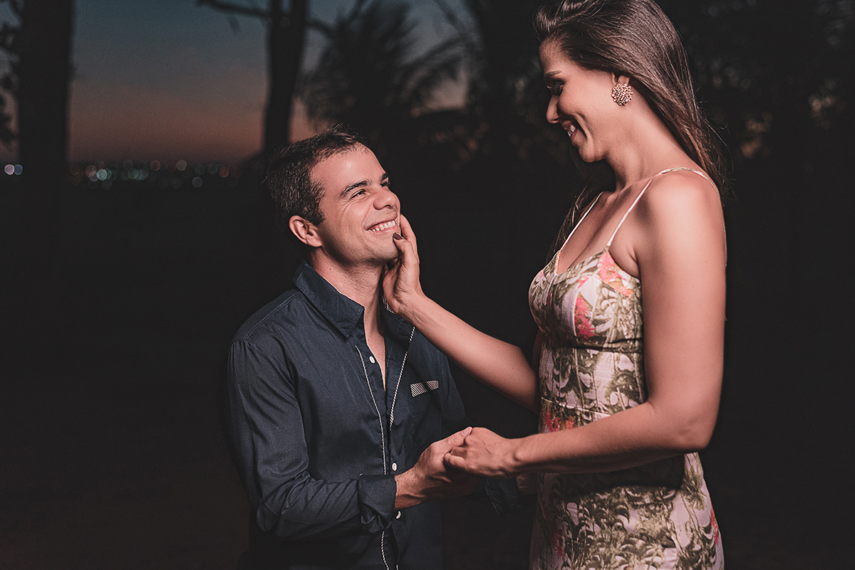 Ensaio_précasamento_Renata_e_Otávio_Ceará-Mirim_Rio_Grande_do_Norte_14_10_2019 Casal de mãos dadas e moça acariciando o rosto do rapaz, enquanto ambos sorriem apaixonados.