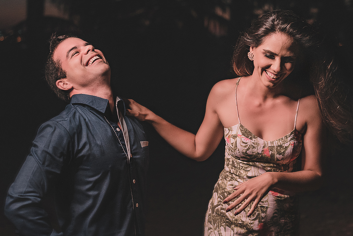 Ensaio_précasamento_Renata_e_Otávio_Ceará-Mirim_Rio_Grande_do_Norte_14_10_2019 Casal gargalhando de forma muito descontraída, enquanto a moça apoia sua mão no ombro do rapaz.