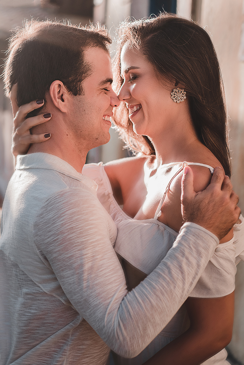 Ensaio_précasamento_Renata_e_Otávio_Ceará-Mirim_Rio_Grande_do_Norte_14_10_2019 Casal abraçado, entreolhando-se sorrindo, enquanto mulher acaricia a nuca de seu amado.