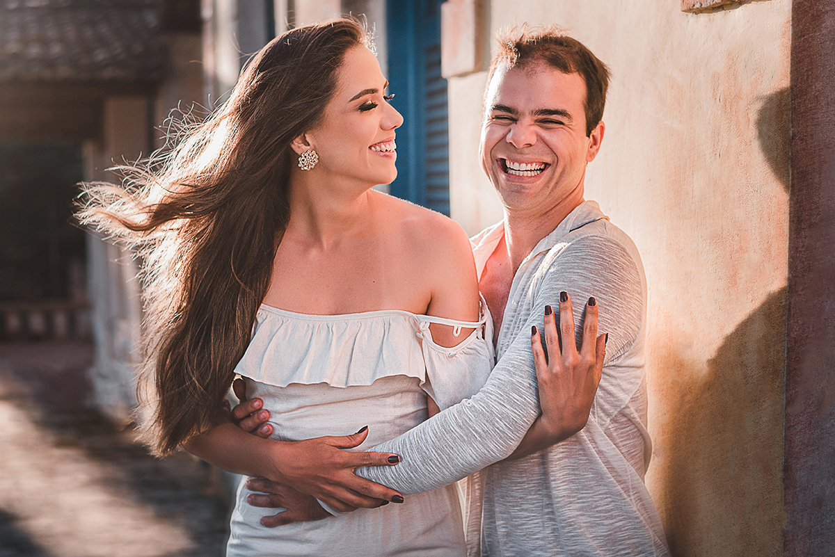 Ensaio_précasamento_Renata_e_Otávio_Ceará-Mirim_Rio_Grande_do_Norte_14_10_2019 Casal sorrindo abraçado, enquanto a moça olha apaixonada para seu amado, enquanto ele olha sorrindo para a lente.