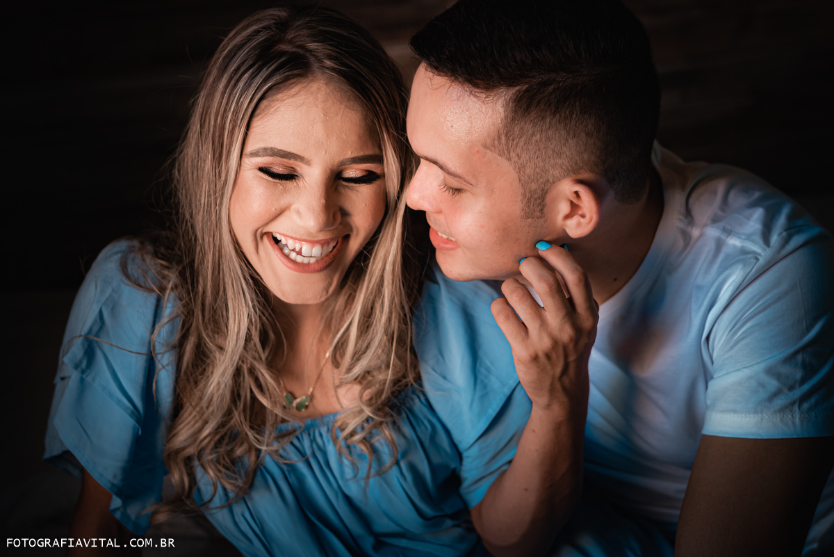 ensaio de casal em Natal, Rio Grande do Norte - Chalet Suísse - Ponta Negra - noiva e noivo abraçados sorrindo
