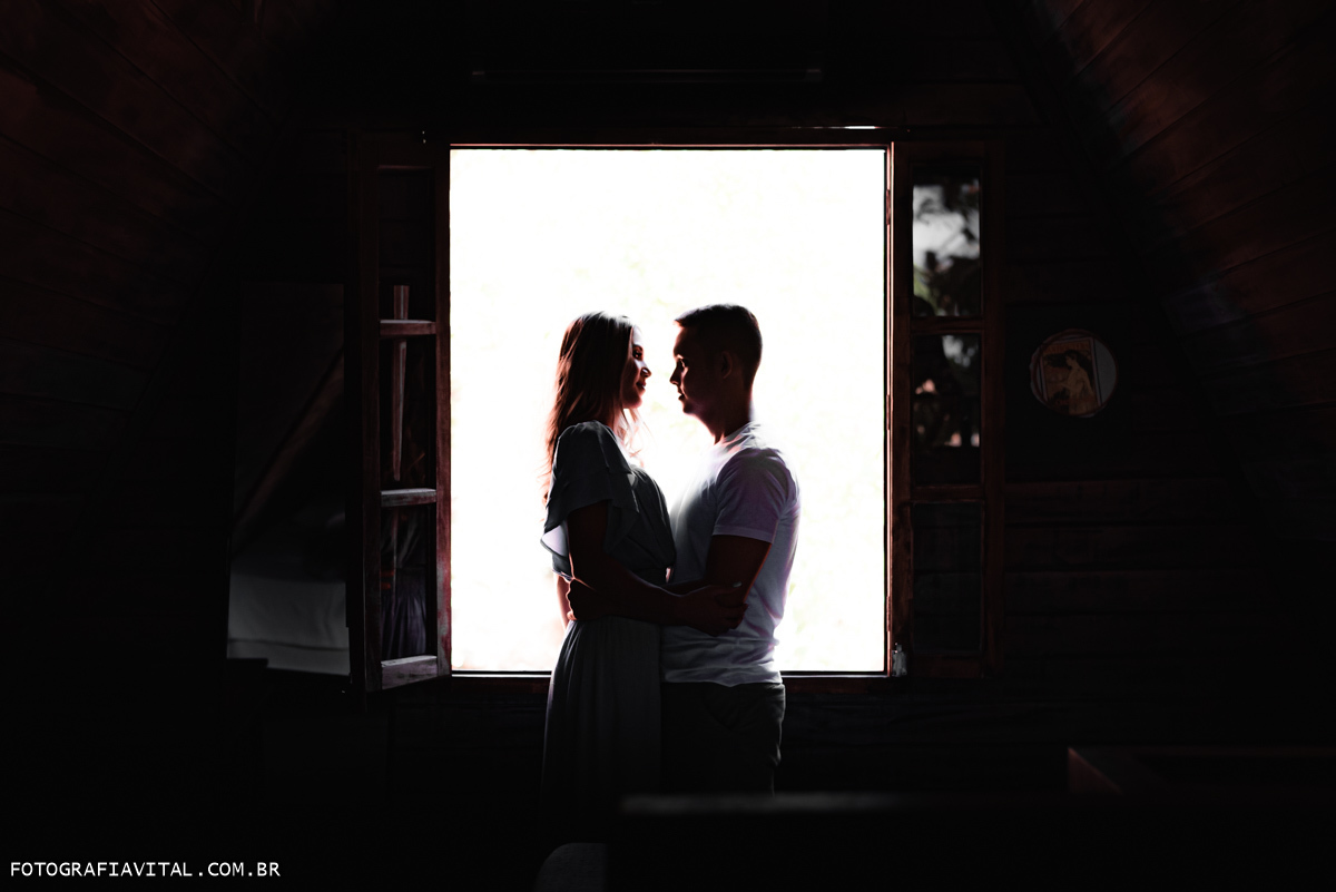 ensaio de casal em Natal, Rio Grande do Norte - Chalet Suísse - Ponta Negra - silhueta do casal em janela