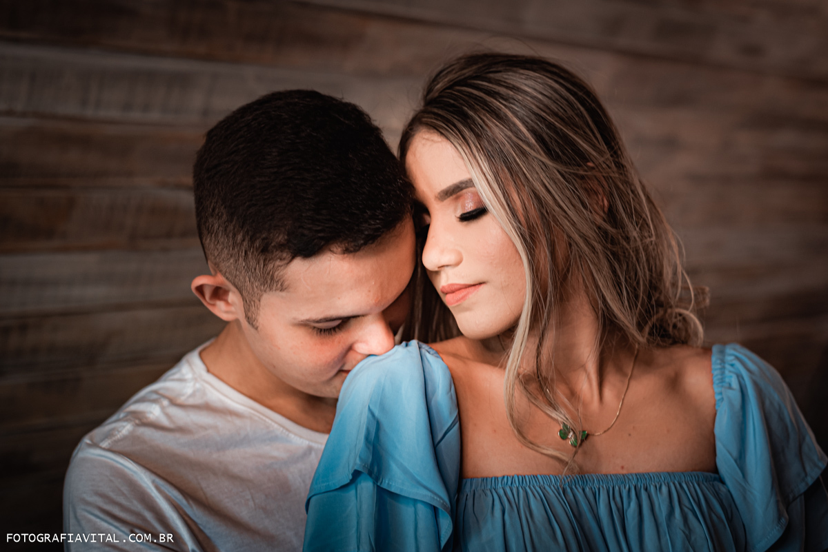 ensaio de casal em Natal, Rio Grande do Norte - Chalet Suísse - Ponta Negra - noivo abraçando a noiva por tras e beijando seu ombro