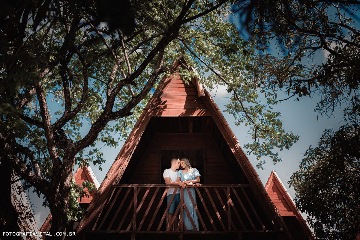 ensaio de casal em Natal, Rio Grande do Norte - Chalet Suísse - Ponta Negra - casal na sacada do chalé