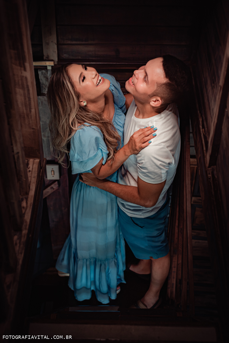 ensaio de casal em Natal, Rio Grande do Norte - Chalet Suísse - Ponta Negra - noiva e noivo abraçados e sorrindo para o ar