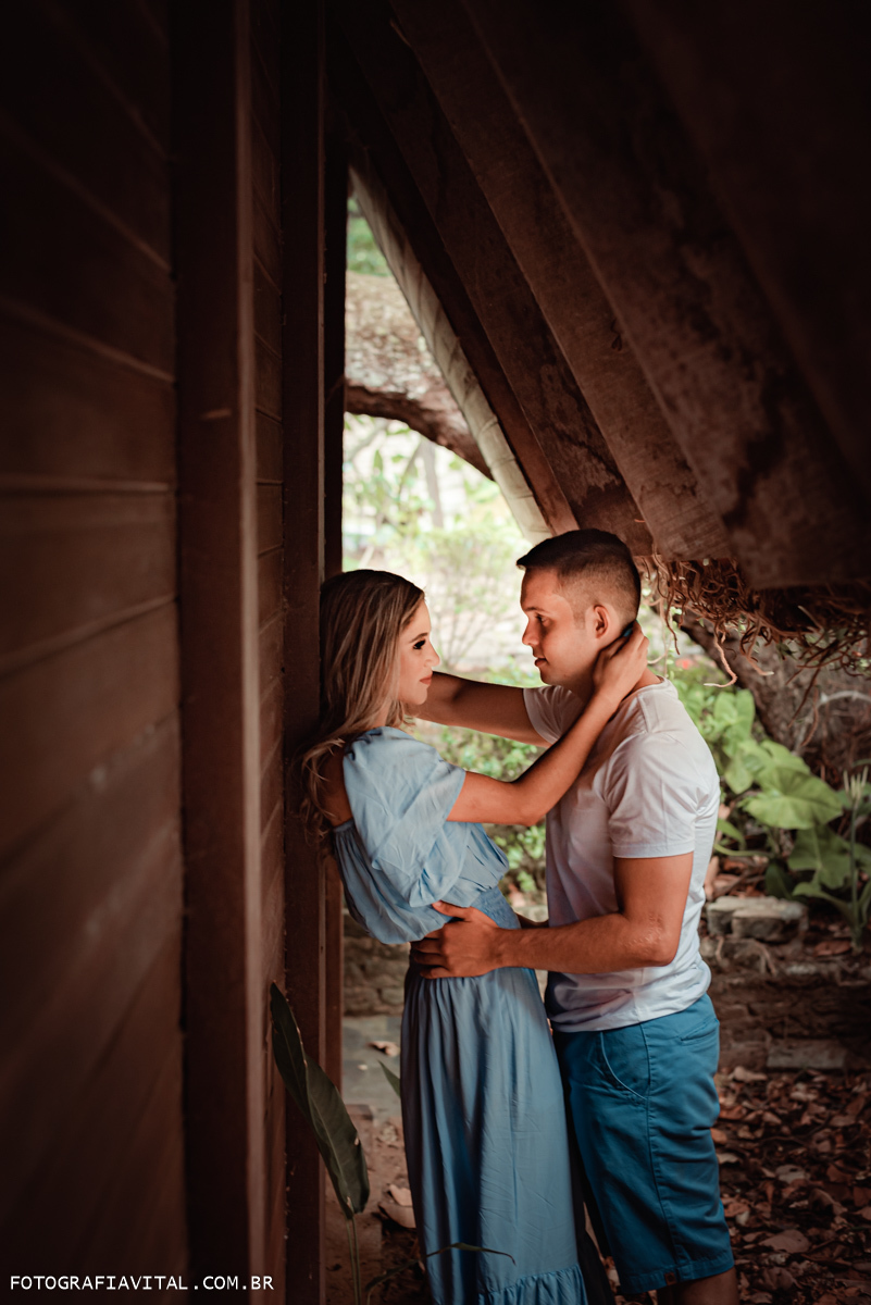 ensaio de casal em Natal, Rio Grande do Norte - Chalet Suísse - Ponta Negra - noiva e noivo e uma parede de madeira