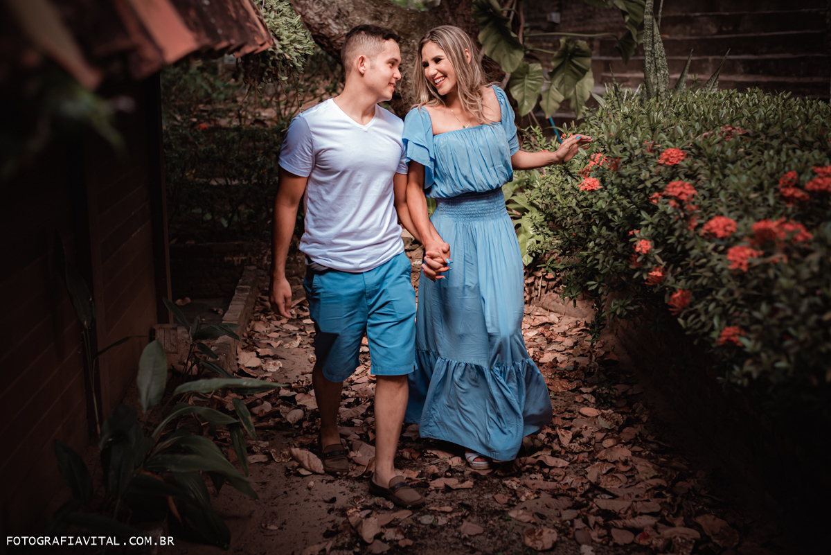 ensaio de casal em Natal, Rio Grande do Norte - Chalet Suísse - Ponta Negra - noiva e noivo correndo e sorrindo entre as flores