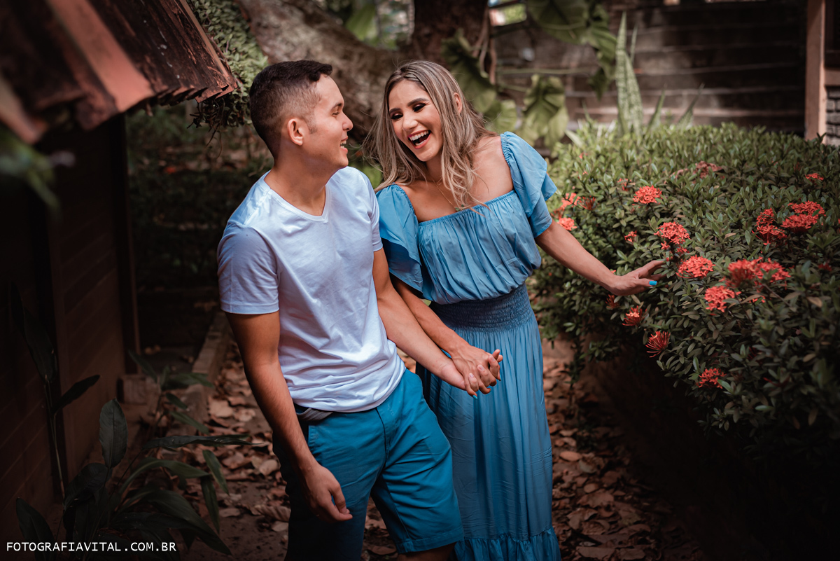 ensaio de casal em Natal, Rio Grande do Norte - Chalet Suísse - Ponta Negra - noiva e noivo gargalhando entre as flores