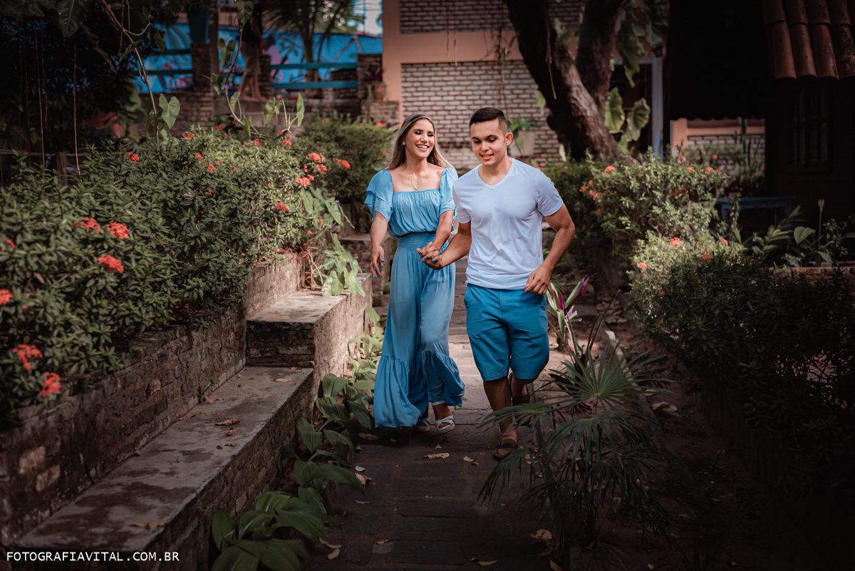 ensaio de casal em Natal, Rio Grande do Norte - Chalet Suísse - Ponta Negra - Casal correndo de mãos dadas