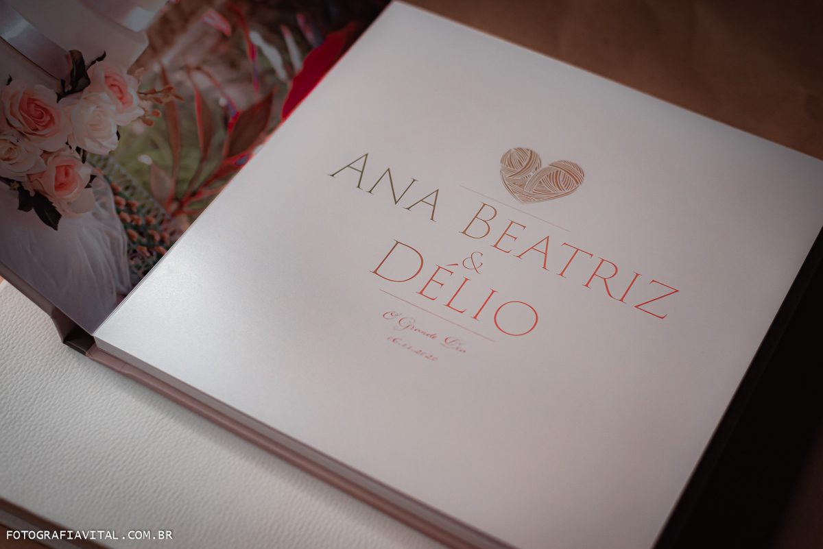 casamento_microwedding_shuibrasil_pureza_riograndedonorte_campo_arlivre_álbum_de_casamento_ Lâmina de abertura do álbum, mostrando a identidade criada para o casal que é composta por um coração feito de linhas trançadas, o nome do casal e data do casament