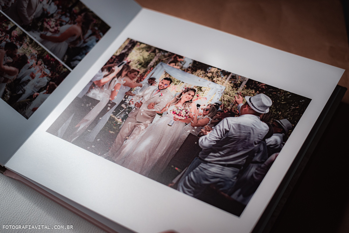 casamento_microwedding_shuibrasil_pureza_riograndedonorte_campo_arlivre_álbum_de_casamento_Detalhe de página do álbum com foto da saída dos noivos. 