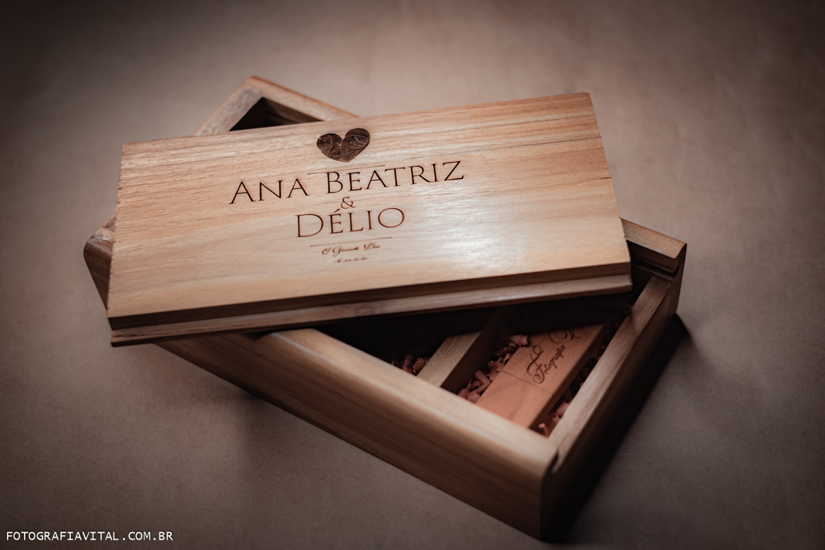 casamento_microwedding_shuibrasil_pureza_riograndedonorte_campo_arlivre_Caixa de madeira retangular com espaço para pendrive e fotos em tamanho 10x15cm. Gravação na tampa com identidade criada para o casal. Caixa entreaberta mostrando pendrive no interior