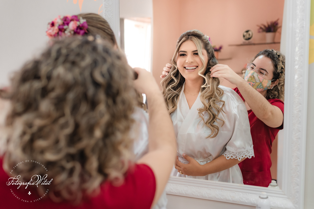 casamento_microwedding_shuibrasil_pureza_riograndedonorte_campo_arlivre_álbum_de_casamento _Álbum fora da box. Na capa vemos uma foto do casal na saída do casamento. Eles sorriem entre as pétalas de rosas jogadas pelos convidados.